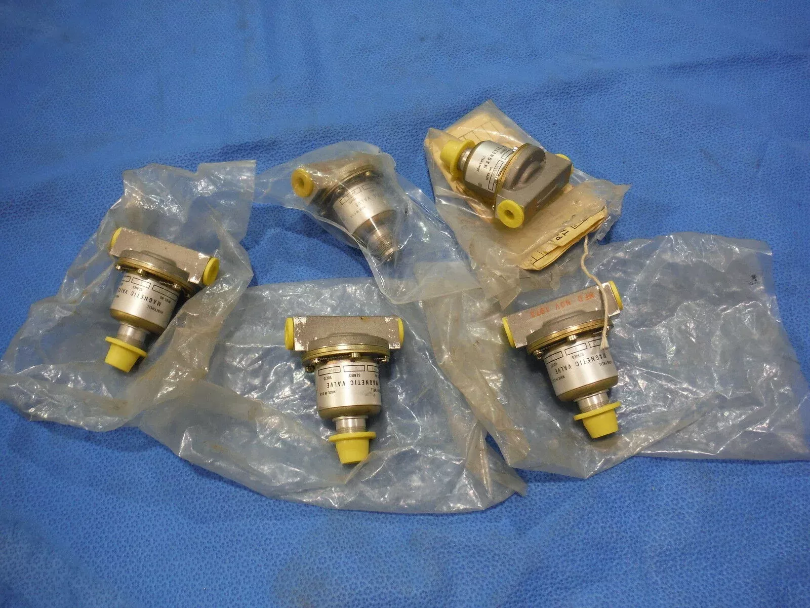 (One) Honeywell Solenoid/Magnetic Valve P/N G104D33A(615-121)